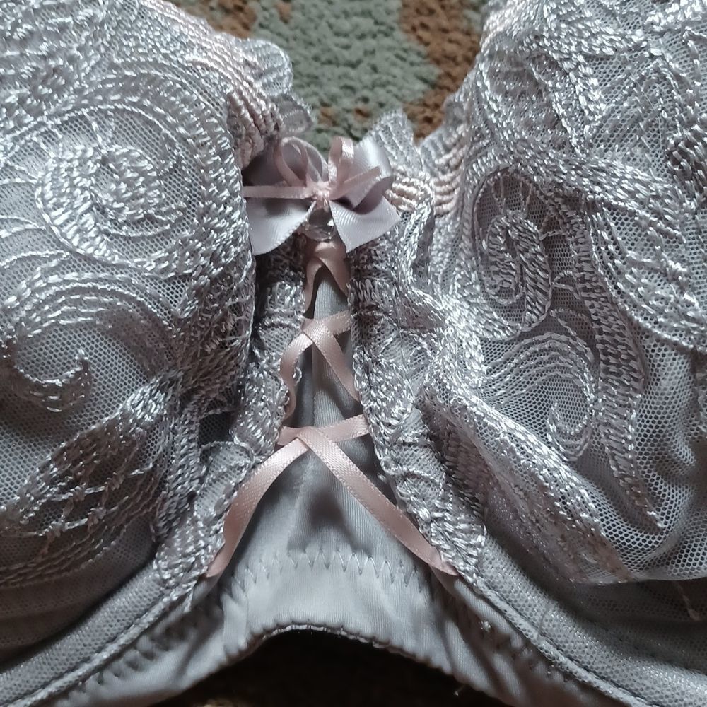 30 H Charade bra with lace and pink ribbon accents. Lovely blue gray